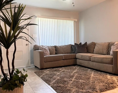 1115 E Fremont Drive - Photo Thumbnail 5