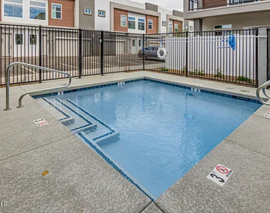 3107 N 39th Street - Photo Thumbnail 3