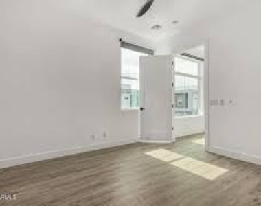 3107 N 39th Street - Photo Thumbnail 2