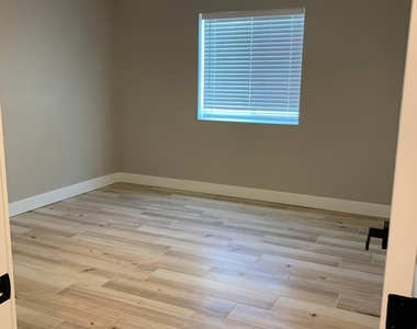 3415 E Sheridan Street - Photo Thumbnail 2