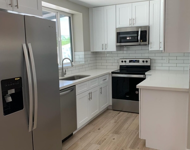 3415 E Sheridan Street - Photo Thumbnail 10