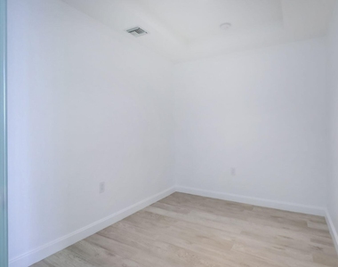 45 Sw 9th Street - Photo Thumbnail 3