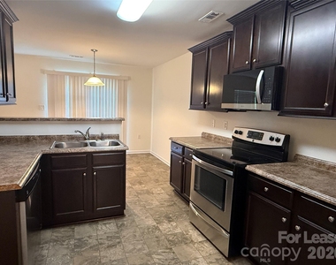 1933 Stoney Point Circle - Photo Thumbnail 3