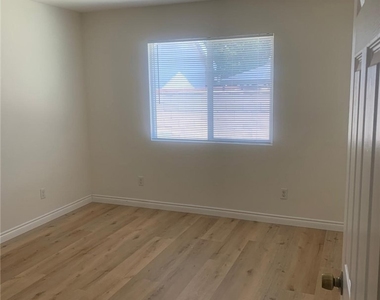 340 N Dalton Ave - Photo Thumbnail 6