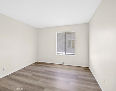 2324 Lillyvale Avenue - Photo Thumbnail 7
