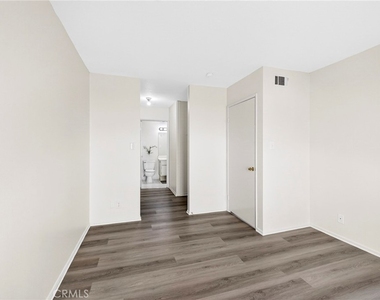 2324 Lillyvale Avenue - Photo Thumbnail 8