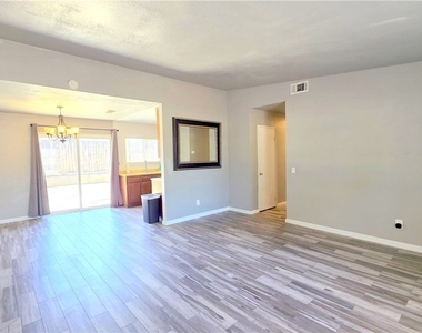 1546 Clock Avenue - Photo Thumbnail 3