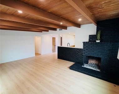 10024 Norwich Avenue - Photo Thumbnail 2
