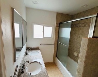 10024 Norwich Avenue - Photo Thumbnail 4