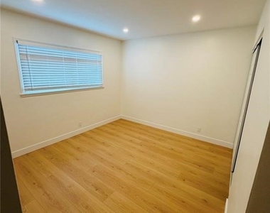 10024 Norwich Avenue - Photo Thumbnail 5