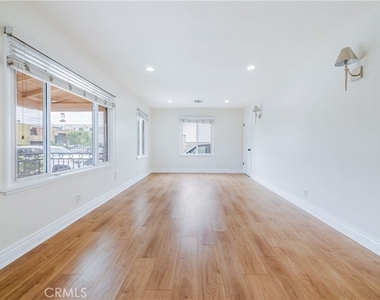 6443 Agnes Avenue - Photo Thumbnail 2
