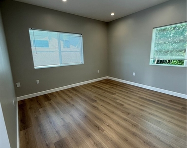6246 Tujunga Avenue - Photo Thumbnail 3