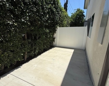 6246 Tujunga Avenue - Photo Thumbnail 8