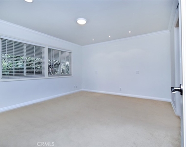15344 Greenleaf Street - Photo Thumbnail 16