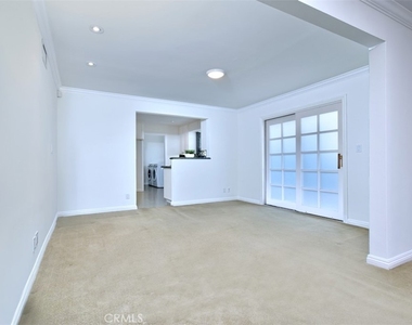 15344 Greenleaf Street - Photo Thumbnail 7
