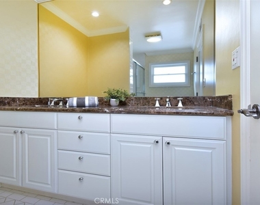 15344 Greenleaf Street - Photo Thumbnail 20