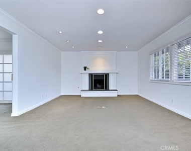15344 Greenleaf Street - Photo Thumbnail 5