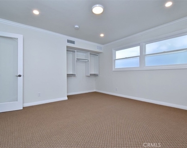 15344 Greenleaf Street - Photo Thumbnail 28
