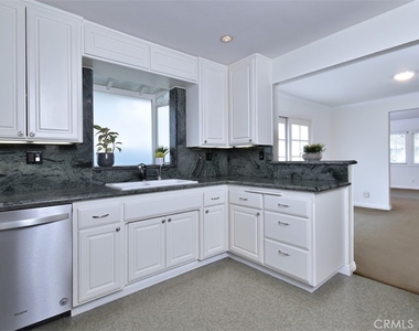 15344 Greenleaf Street - Photo Thumbnail 12
