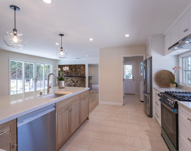 555 Paulette Place - Photo Thumbnail 5