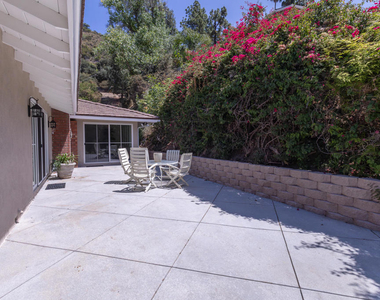555 Paulette Place - Photo Thumbnail 28