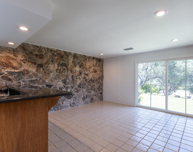 555 Paulette Place - Photo Thumbnail 8