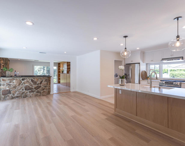 555 Paulette Place - Photo Thumbnail 4