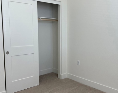 7268 Ellington Dr - Photo Thumbnail 9