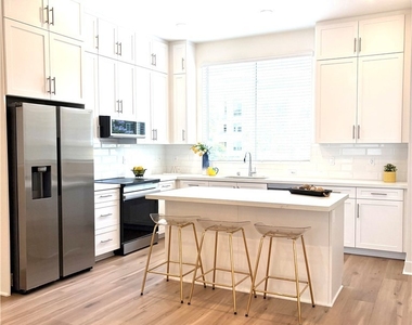 7268 Ellington Dr - Photo Thumbnail 3