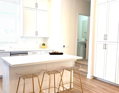 7268 Ellington Dr - Photo Thumbnail 4