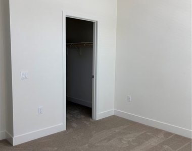 7268 Ellington Dr - Photo Thumbnail 15