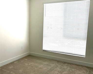 7268 Ellington Dr - Photo Thumbnail 11