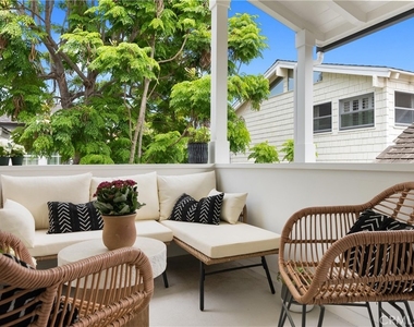 617 1/2 Acacia Avenue - Photo Thumbnail 2