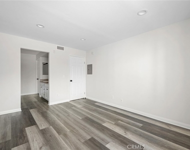 5565 Canoga Avenue - Photo Thumbnail 16