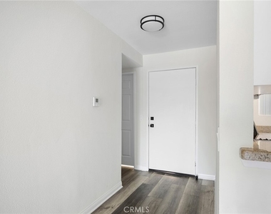 5565 Canoga Avenue - Photo Thumbnail 4