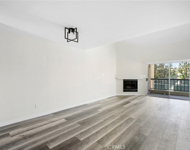 5565 Canoga Avenue - Photo Thumbnail 5