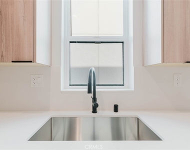 5654 1/2 Cartwright Avenue - Photo Thumbnail 9