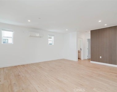 5654 1/2 Cartwright Avenue - Photo Thumbnail 7