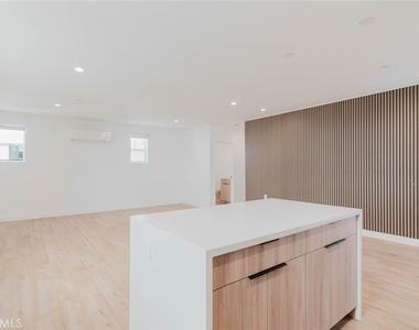 5654 1/2 Cartwright Avenue - Photo Thumbnail 10