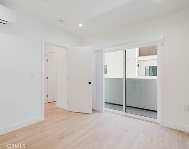 5654 1/2 Cartwright Avenue - Photo Thumbnail 14