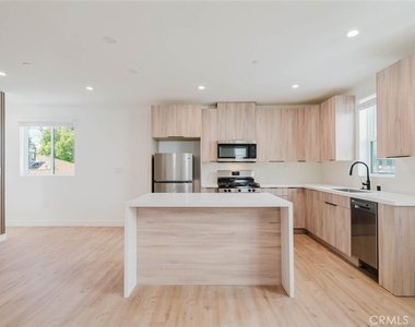 5654 1/2 Cartwright Avenue - Photo Thumbnail 8