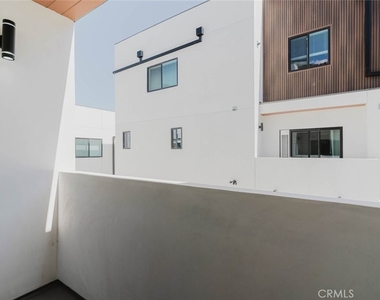 5654 1/2 Cartwright Avenue - Photo Thumbnail 30