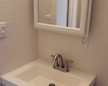 1040 E I - Photo Thumbnail 9