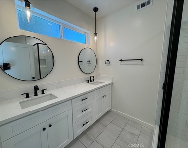 15236 Kingsbury Street - Photo Thumbnail 8
