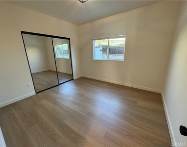 15236 Kingsbury Street - Photo Thumbnail 11