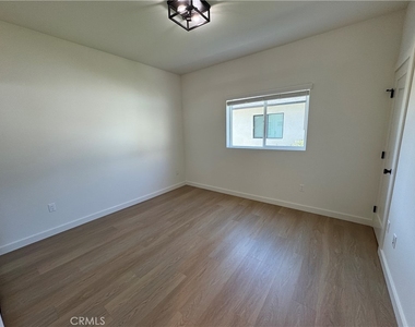 15236 Kingsbury Street - Photo Thumbnail 13