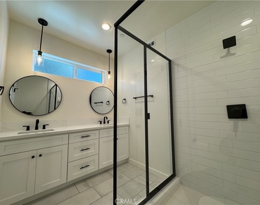 15236 Kingsbury Street - Photo Thumbnail 6
