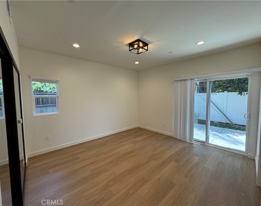 15236 Kingsbury Street - Photo Thumbnail 9
