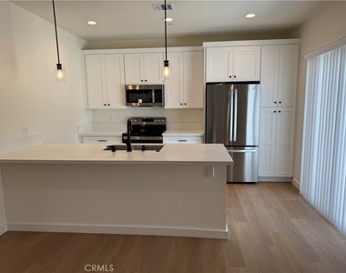 15236 Kingsbury Street - Photo Thumbnail 4