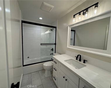 15236 Kingsbury Street - Photo Thumbnail 10